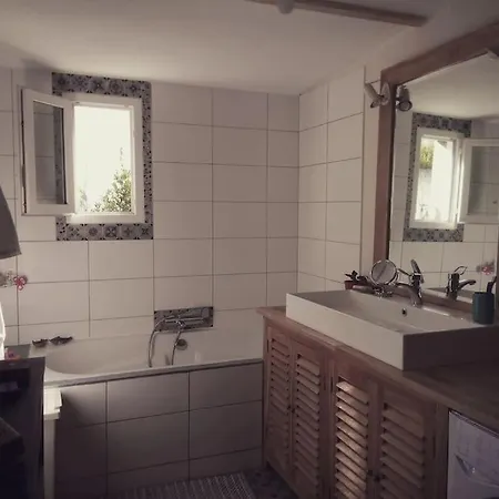 Maison Douce Et Atypique Avec Son Jardin A