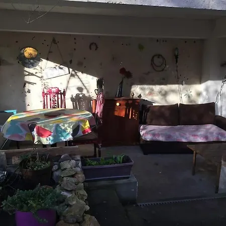 Maison Douce Et Atypique Avec Son Jardin A *